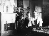 Familj vid kakelugn, 1927