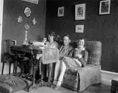 Familj i soffan, 1929