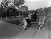 Kvinnor på parkbänk, 1929