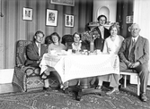 Vänner vid kaffebordet, 1930