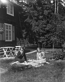 Kvinnor i trädgård, 1930