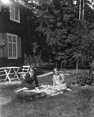 Kvinnor i trädgård, 1930