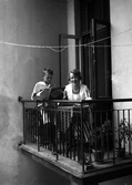 Kvinna och barn på balkong, 1930-tal