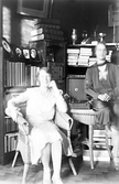 Kvinnor vid grammofon, 1930-tal
