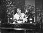 Kvinna med bok, 1930-tal