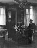 Tre kvinnor i salen, 1930-tal