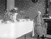 Kvinna vid kaffebord, 1930-tal