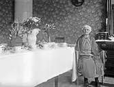 Kvinna vid kaffebord, 1930-tal