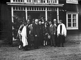 Grupp framför hus, 1930-tal