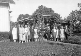 Grupp i trädgård, 1930-tal