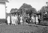 Grupp i trädgård, 1930-tal