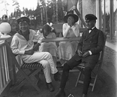 Ungdomar på balkong,1920-tal
