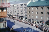 Åskådare och cyklister vid cykeltävling på Drottninggatan, ca 1965