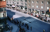 Åskådare vid cykeltävling längst Drottninggatan, ca 1965