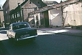 Bil kör på Drottninggatan mot Änggatan, ca 1961