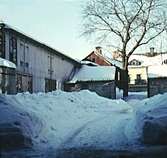 Hjulspår i snön på gård på Gamla söder, 1959