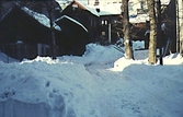 Gårdsinteriör med snö på Drottninggatan, 1957