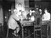Familjen Widestrand i matsalen, 1930-tal