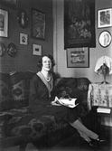 Kvinna med tidning, 1930-tal