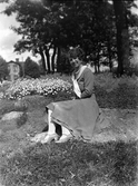 Kvinna på sten, 1930-tal