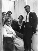 Grupp på balkong, 1930-tal
