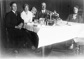 Familjen Widestrand vid matbordet, 1930-tal