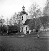 Högsjö kyrka. Kyrkan invigdes 1789. Byggmästaren var Simon Geting från Sundsvall efter ritningar av Per Hagmansson bosatt i Sundsvall. Bildhuggaren till en del inredning är Pehr Westman från Hemsön. Predikstolen och altaruppsättningen i den nyklassicistiska stilen är Olof Hofréns arbete. Orgel tillverkades av J.G. Ek från Härnösand. Olof Hofrén fick i uppdrag att måla, ornera och förgylla orgelfasaden. Altartavlan föreställande korset på Golgatan är en målning av Sven Linnborg från början av 1900-talet