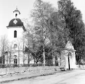 Högsjö kyrka 1960-tal. Kyrkan invigdes 1789. Byggmästaren var Simon Geting från Sundsvall efter ritningar av Per Hagmansson bosatt i Sundsvall. Bildhuggaren till en del inredning är Pehr Westman från Hemsön. Predikstolen och altaruppsättningen i den nyklassicistiska stilen är Olof Hofréns arbete. Orgel tillverkades av J.G. Ek från Härnösand. Olof Hofrén fick i uppdrag att måla, ornera och förgylla orgelfasaden. Altartavlan föreställande korset på Golgatan är en målning av Sven Linnborg från början av 1900-talet.