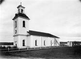 Helgums kyrka. Byggmästare Pål Persson i Stugun.Vitputsad stenkyrka, men var från början rödmålad. 1854 byggdes tornet och kyrkan förlängdes med en fönsteraxel