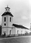 Helgums kyrka. Byggmästare Pål Persson i Stugun. Vitputsad stenkyrka, men var från början rödmålad. 1854 byggdes tornet och kyrkan förlängdes med en fönsteraxel