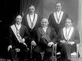 Gruppbild av fem Tempelriddare. Sittande i mitten: Nils Andersson. Stående till höger: Sven Andersson.