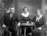 Carl Svensson från Galtabäck, fastighetmäklare, auktionsförrättare, boutredare mm. Hans hustru Astrid, född Johansson (f 1895, d 1963) I mitten fosterdottern Anna-Lisa.
(För fler uppgifter se VMA11638.)
