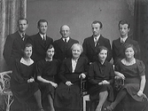 Familjen Svensson. Bland de tio personerna syns Gustav Svensson, Johan Caltoff, Gunnar Svensson, Bror Svensson.