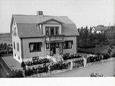 Villa på Nygatan i Varberg, kv Bananen 11. Villan byggdes 1936 av Nils Börjesson från Klastorp, som köpt tomten från Karlsbergs gård, vilken ses till höger i bild. Efter andra världskriget utvecklades området till ett stort villaområde.