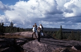 Besökare ser på utsikten från Tistaborg, 1977