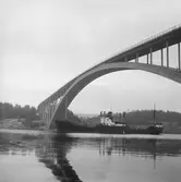 Fartyget Bjarmia vid Sandöbron

