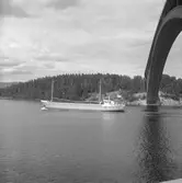 Fartyget Inge vid Sandöbron

