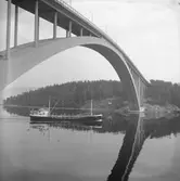 Fartyget Opnor vid Sandöbron

