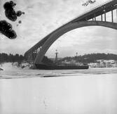 Fartyget Perikles vid Sandöbron

