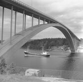 Fartyget Rorichmoor vid Sandöbron

