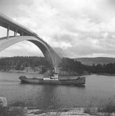 Fartyget Snöfrid vid Sandöbron

