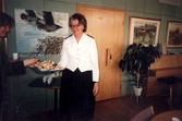 Cristina serverar snittar på Adolfsbergshemmet, 1991