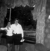 Två servitriser på Frimurarelogen, juli 1967