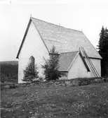 Högsjö gamla kyrka. Den gamla kyrkan uppfördes i slutet av 1300-talet. Den brändes av ryssarna 1721. Kyrkan renoverades under kommande 15 åren under ledning av Hans Biskop en österbottnisk bildhuggare. Han tillverkade predikstolen och altaruppsättningen i kyrkan samt en del små inventarier. Bänkinredning samt läktare i väster är tillverkade av Jonas Lund och Olof Johansson Brandt. Förgyllning och målning av inredningen och de nya inventarierna gjordes av Erik Fällström på 1730-talet. 