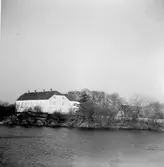 Vallens säteri, eller Wallens slott, strax utanför Våxtorp, dvs i den tidigare gränstrakten mellan Sverige och Danmark. Huvudbyggnaden sedd från sydväst över Storsjön, med den gamla ekonomibyggnadens branta sadeltak skymtande till höger. Bottenvåningen och flyglarna i manbyggnaden har kvar rester från en medeltida borg; en befäst sätesgård uppförd av den danske riddaren Peder Laxmand på 1300-talet. Trakten härjades ofta och godset har brunnit många gånger genom historien. Under 1500-talets första decennier befästes Wallen med murar, vallar och gravar av den dåvarande ägaren, det dansk-norska riksrådet Henrik Krummedige. Efter att Halland blivit svenskt invaderades Wallen under 