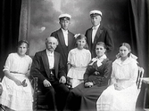 Familjebild. Folkskolelärare J Reinhold Linder med makan och fem barn. De två sönerna bär studentmössor. Sittande fr v: Anna (Ingegerd), f 1899-12-04, J Reinhold Linder, Elsa (Ranghild Marie), f 1907-02-12, Hilma Linder, (Signe) Valborg, f 1902-08-03. Stående bakom: Victor (Reinhold), f 1896-01-26, Carl (Henrik), f 1897-10-28. 
(För fler uppgifter se VMA11638.)