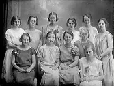 Ateljébild. Avgångsklass från flickskolan. Lärarinnan Harriet Ljungström. Stående från höger: Elsa Holmberg, Karin Nelmer, Maja Hagman, Lizzie Hellberg, Ruth Arnell, Elsa Linder. Sittande: Kerstin Skantze, Inga Hammarberg, Harriet Ljungström, Märta Carlsson, Ingrid Hedin.