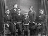 Ateljéfoto av familjen Berntsson, Varberg. Greta Berntsson, Britta Berntsson, Nore Berntsson, Nils Berntsson, Olle Berntsson, Bertil Berntsson.