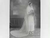 Brudporträtt. Allan Anderssons fru. (Se även bildnr MR2_297, MR2_298, MR2_299)