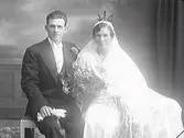 Brudpar, Allan Andersson från Hunnestad Blixtorp med maka. Bröllopsbild. (Se även bildnr MR2_296, MR2_297, MR2_298)
